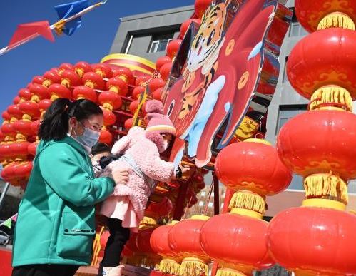 呼和浩特街头年味浓 民众享春节假期