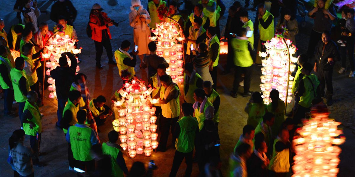 福建闽西：芷溪游花灯——“纸做灯、油点灯、纸包火”