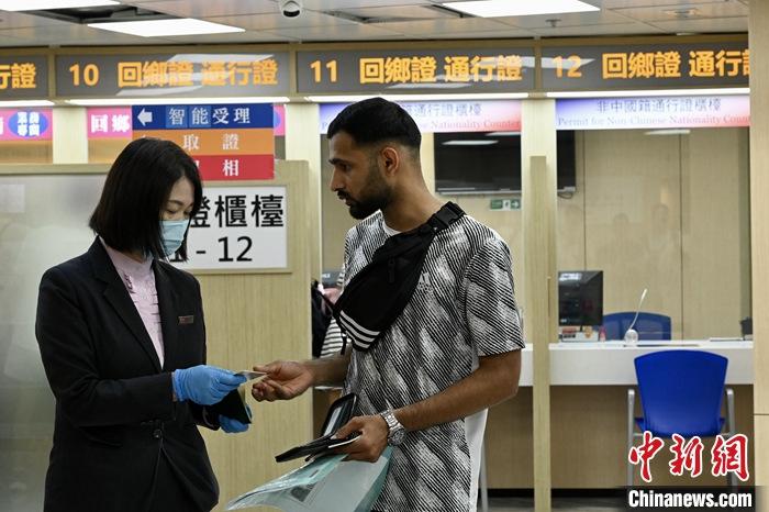 7月10日，有外籍人士到位于香港中旅证件服务港岛中心申领“港澳居民来往内地通行证（非中国籍）”。中华人民共和国出入境管理局在香港回归祖国27周年纪念日当天发布公告，为进一步便利内地与香港、澳门间人员交流交往，支持香港、澳门更好融入国家发展大局，由7月10日起为港澳永久性居民中的非中国籍人员签发来往内地通行证件。 <a target='_blank' href='/'>中新社</a>记者 李志华 摄